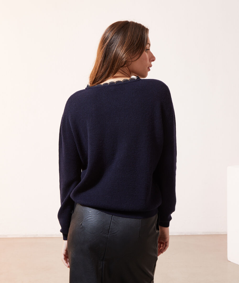 Pull col v détails dentelle marine.