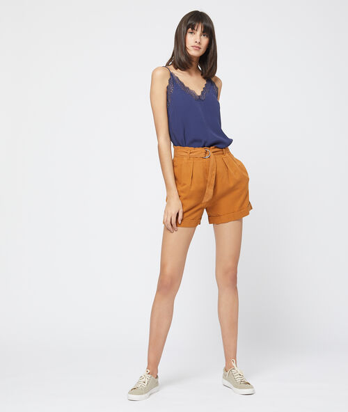 Camisola escotada de guipur azul marino.