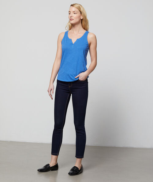 Camiseta escotada cuello tunecino azul.