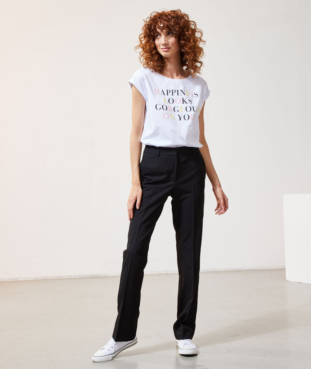 Camiseta con mensaje blanco.