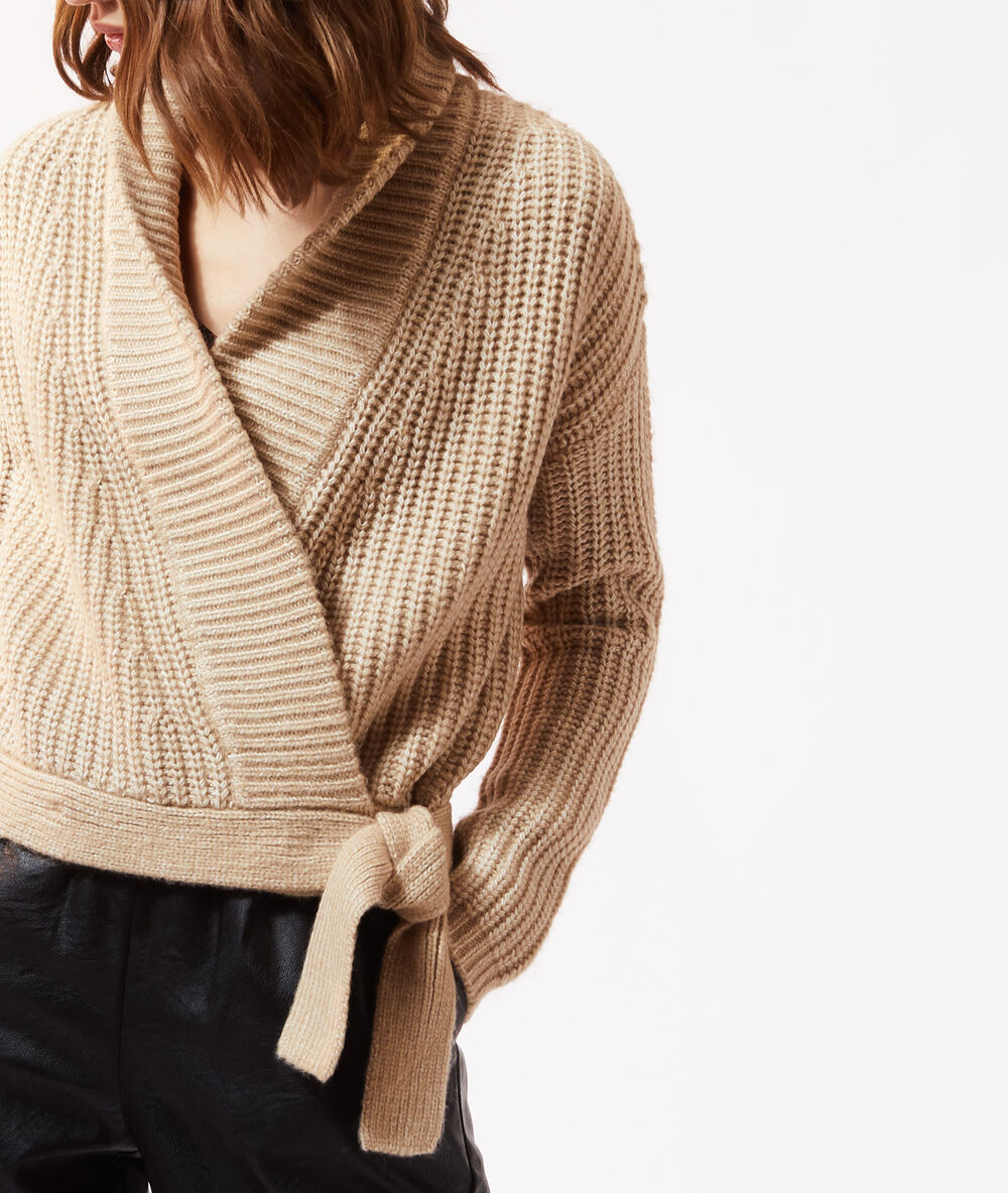 Gilet en maille cache-cœur camel.
