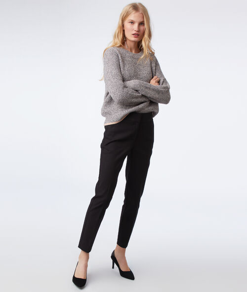 Pantalón cigarette negro.