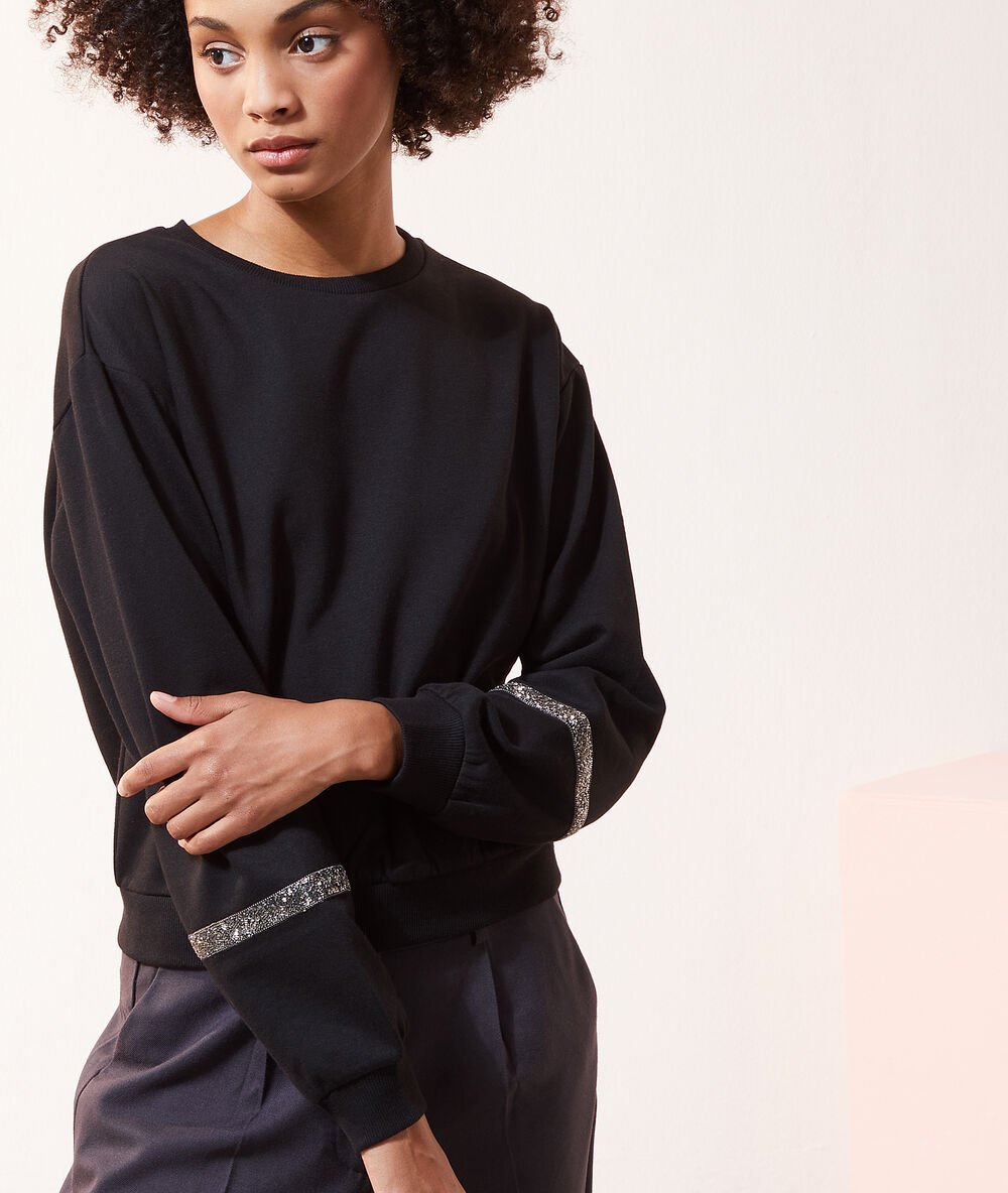 Sudadera con detalle lentejuelas negro.