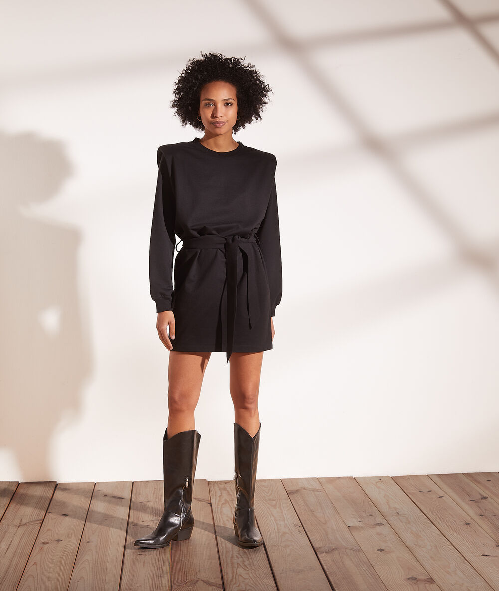 Vestido con hombreras negro.