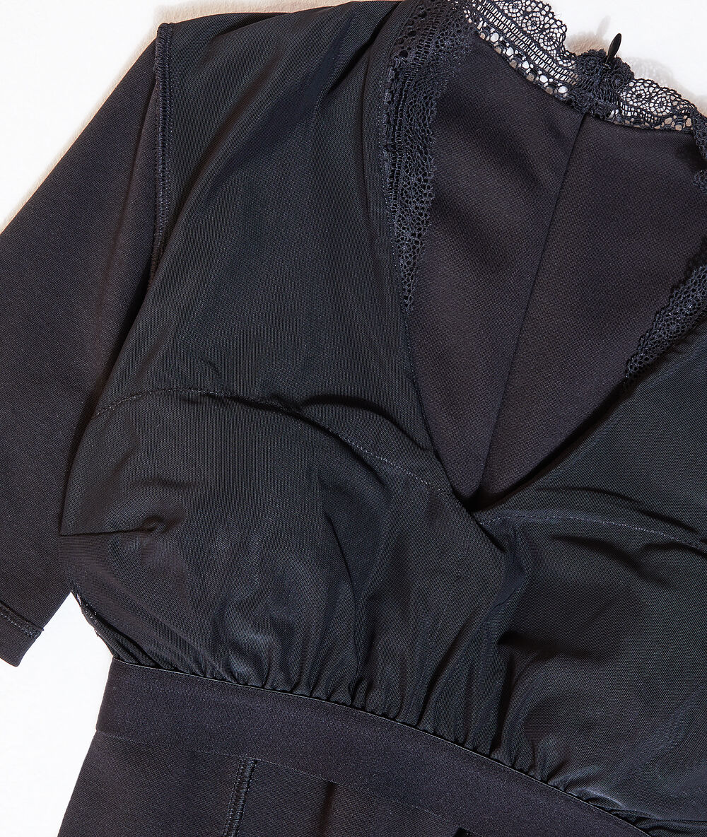 Vestido 2 en 1 con top integrado negro.
