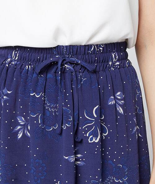 Falda larga estampado floral azul marino.