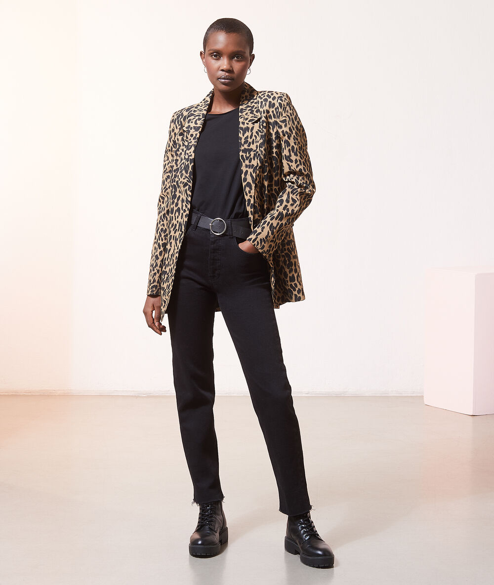 Americana entallada estampado leopardo negro.