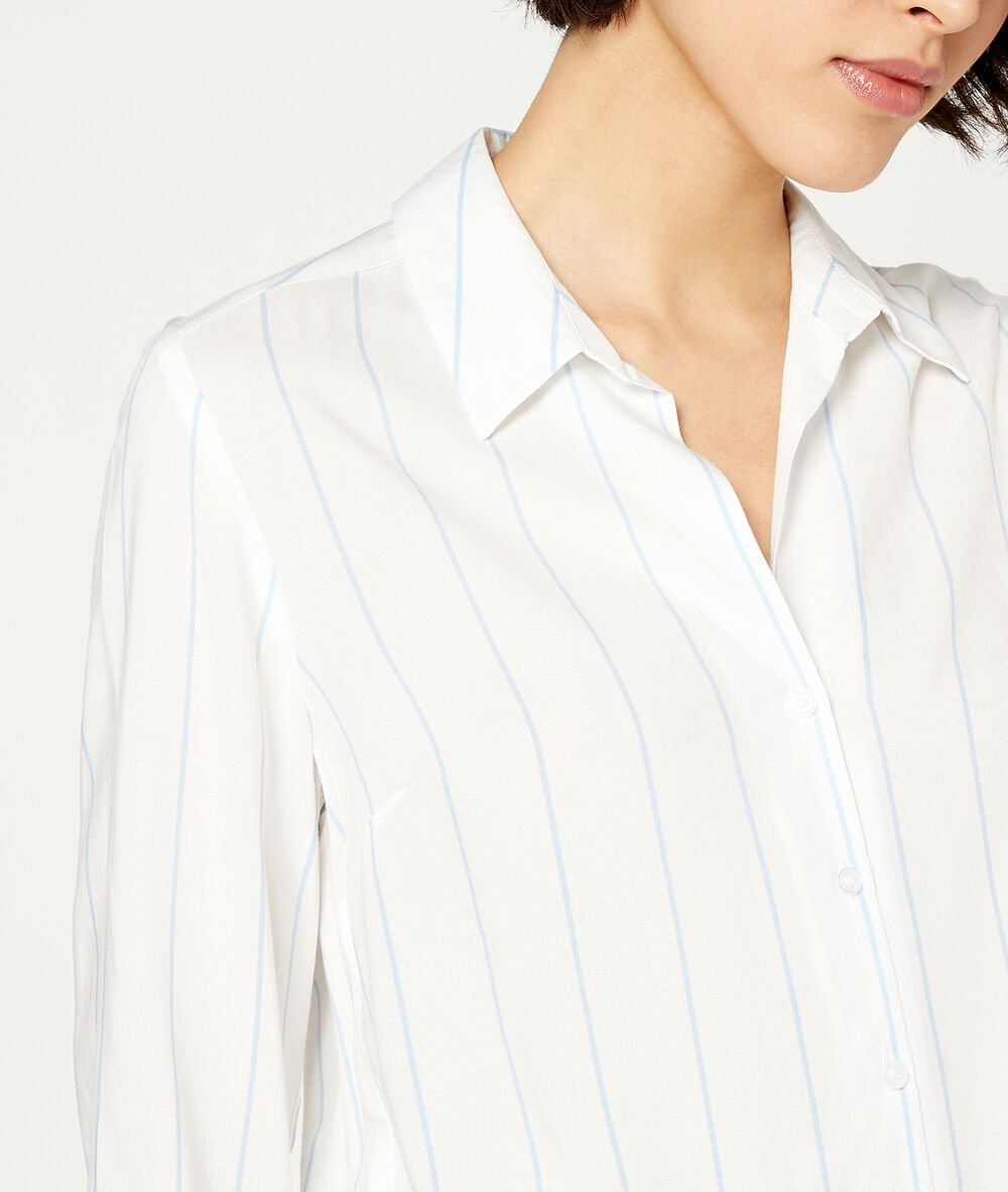 Camisa a rayas azul.