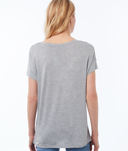 Camiseta escote en v gris claro.