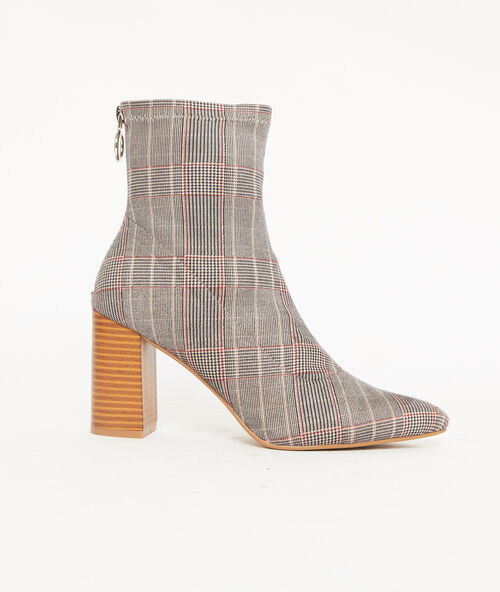 Botines de talón con estampado príncipe de gales gris.