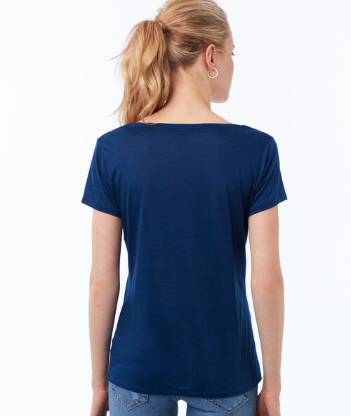 Camiseta lisa escote en v azul noche.