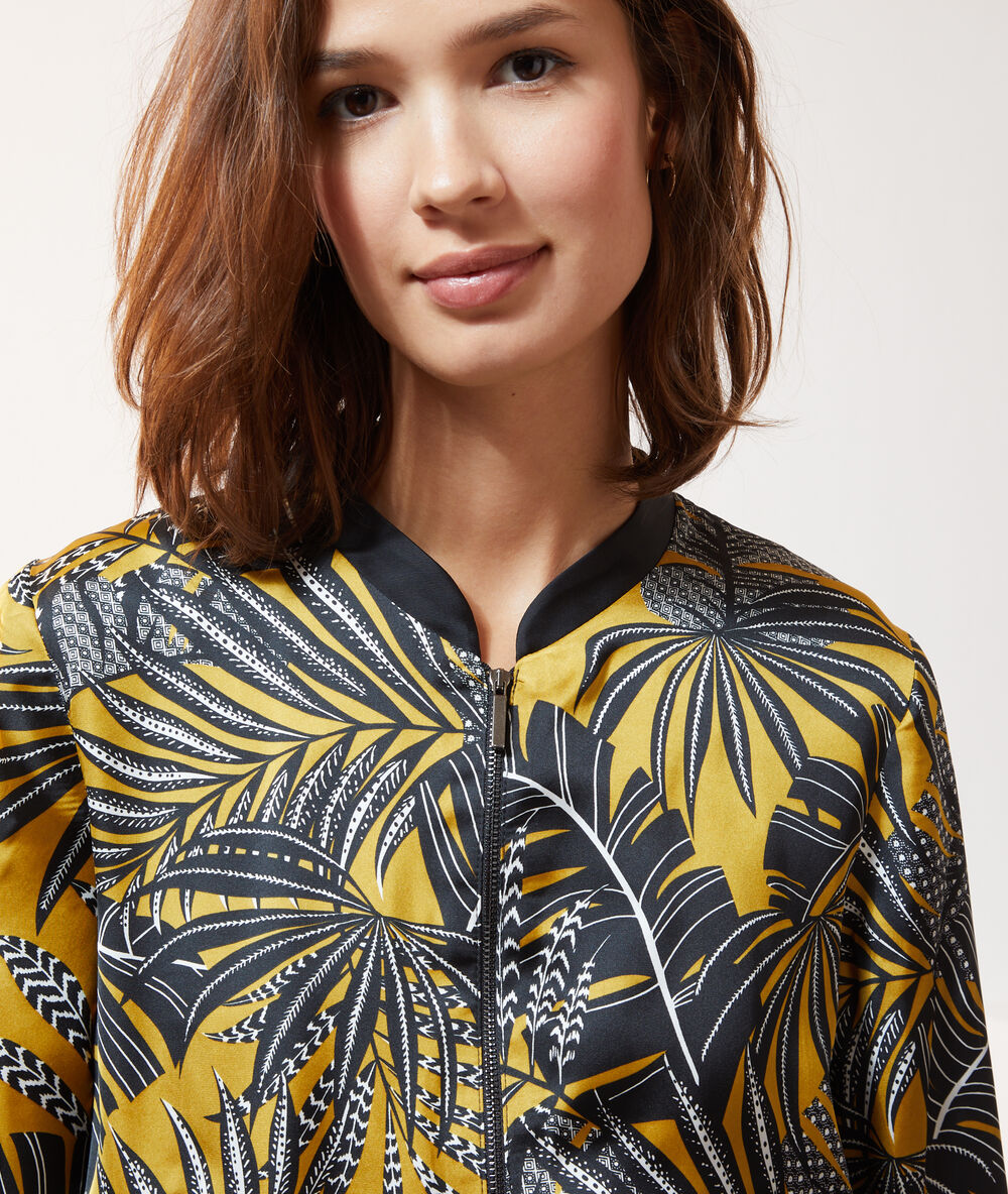 Bomber estampado hojas oliva.