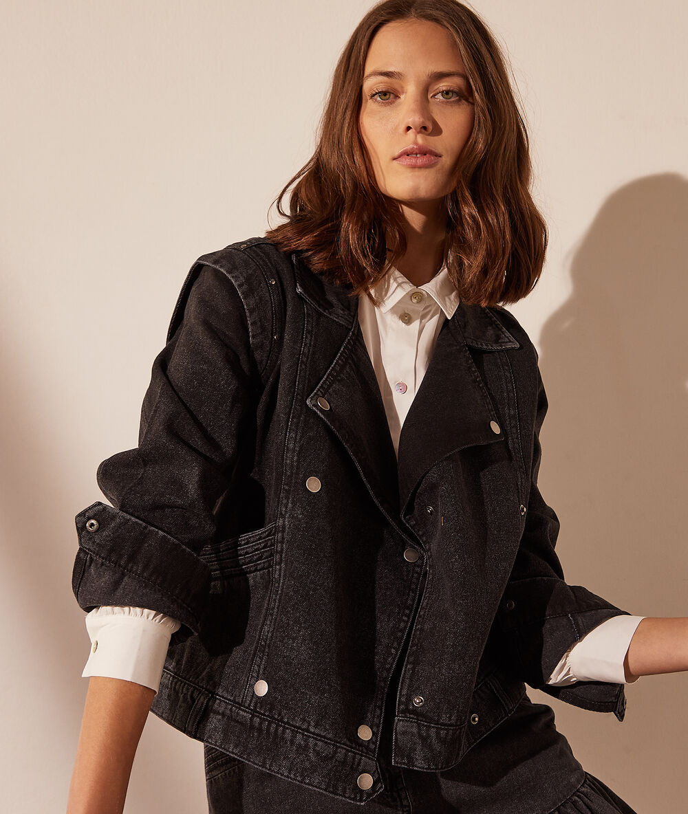 Chaqueta vaquera con hombreras negro.