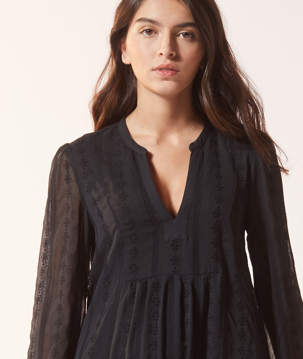 Robe brodée à manches longues noir.