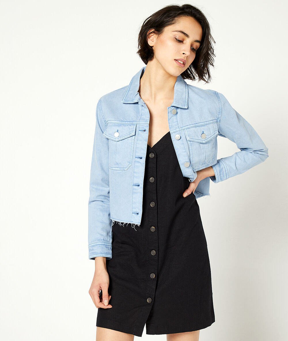 Chaqueta vaquera azul.