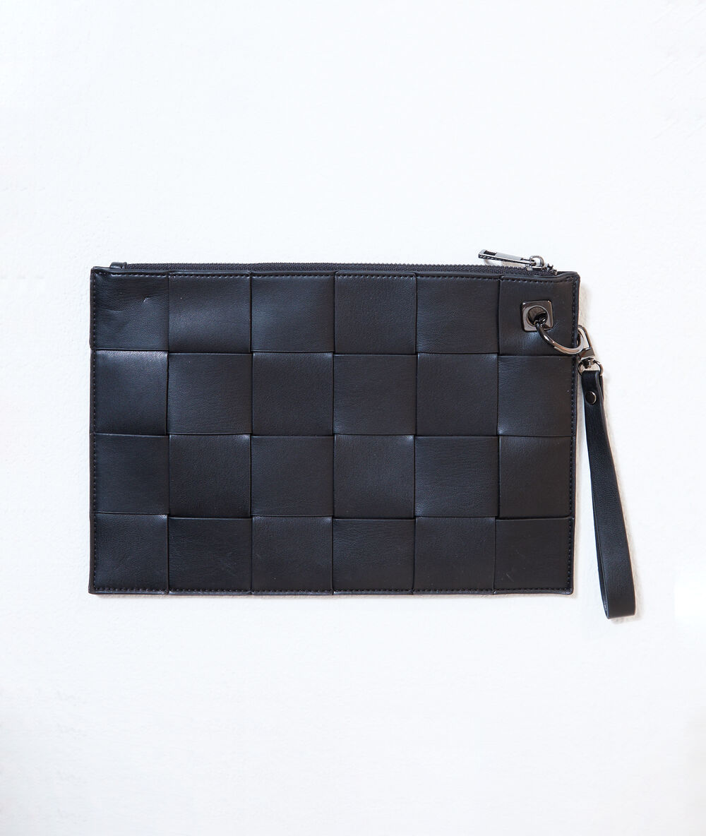 Bolso tipo cartera trenzado negro.