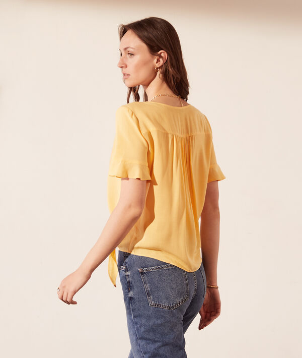 Blusa corta con lazada Blusa corta con lazada