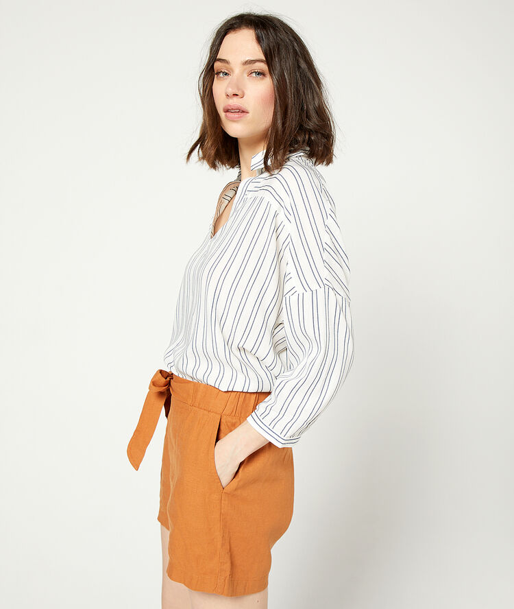 Blusa a rayas azul marino.