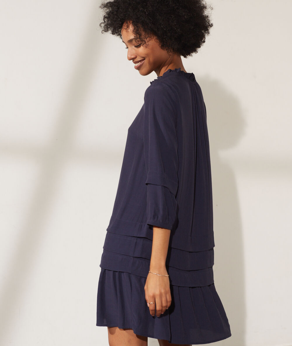 Vestido con volantes azul marino.