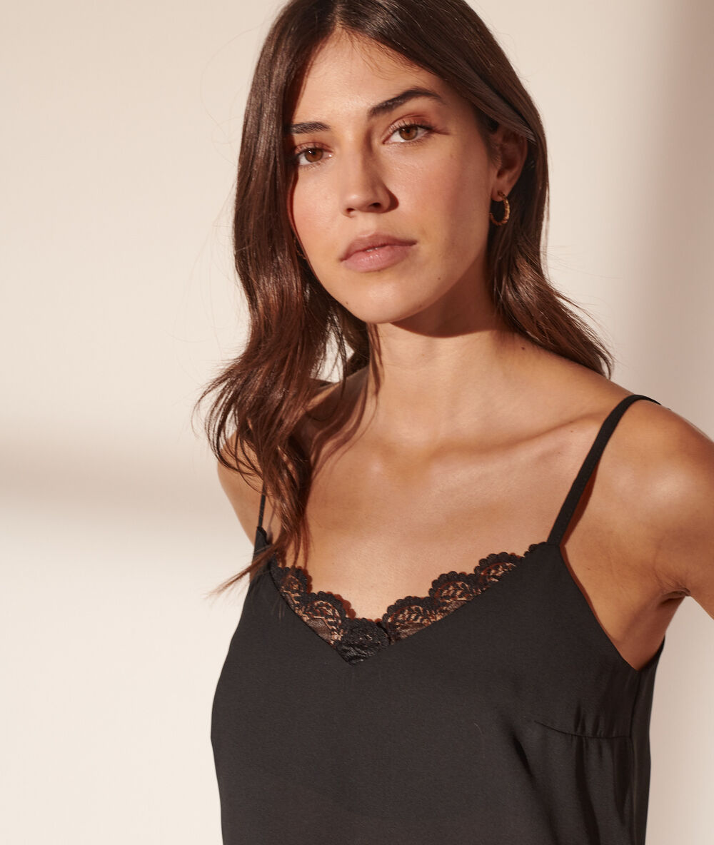 Camisola escotada de encaje negro.