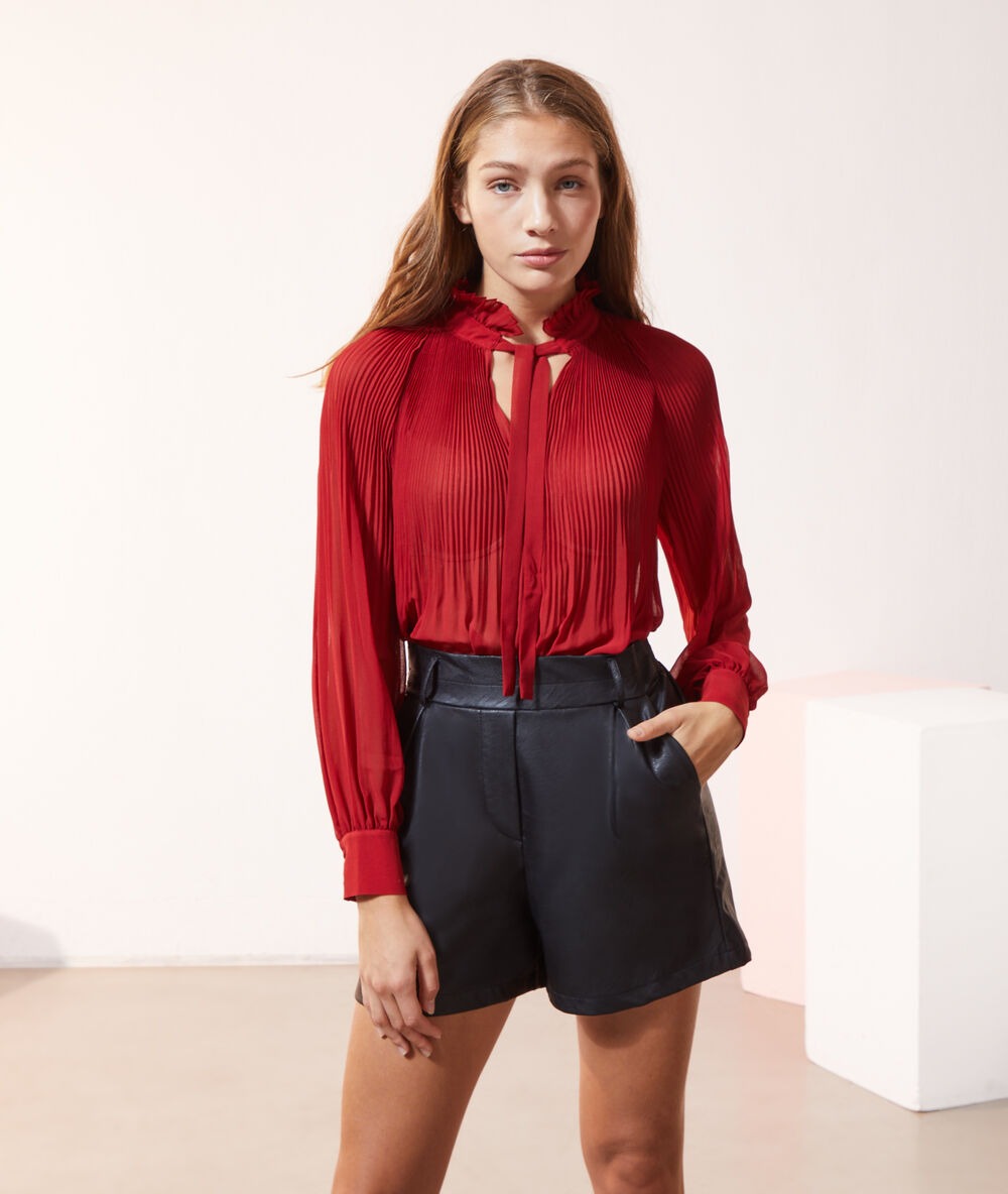Blouse plissée, col à volants grenat.