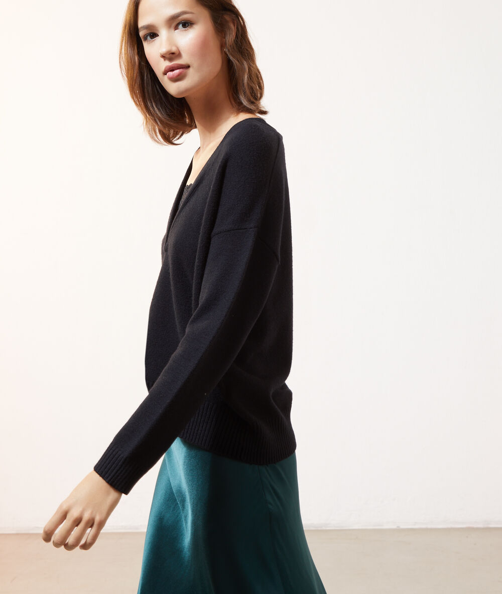 Pull col v détails dentelle noir.