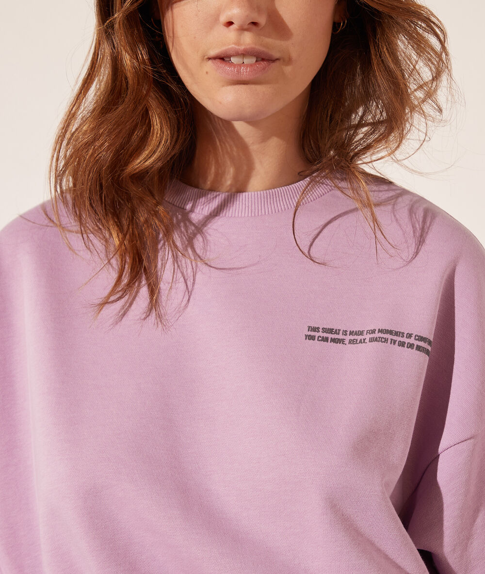 Sudadera con mensaje lila.