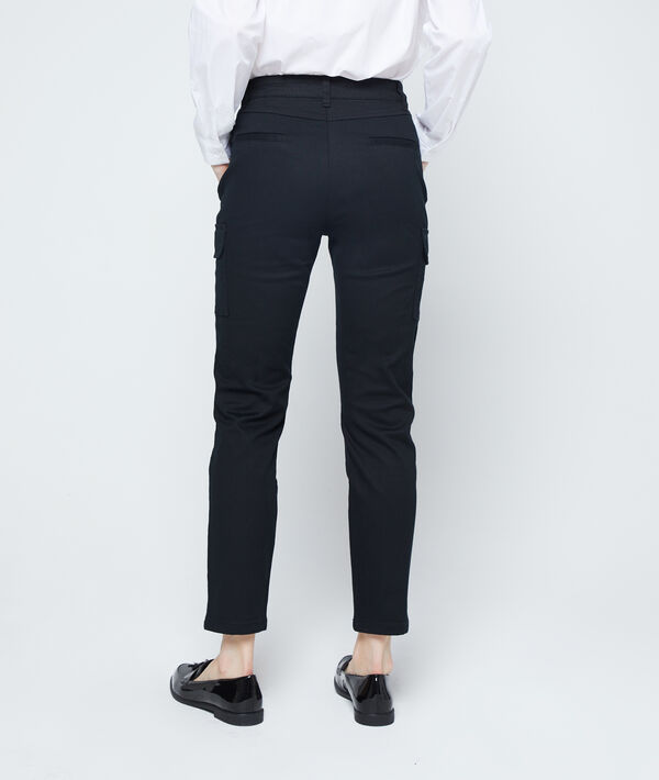Pantalón ajustado con bolsillos Pantalón ajustado con bolsillos