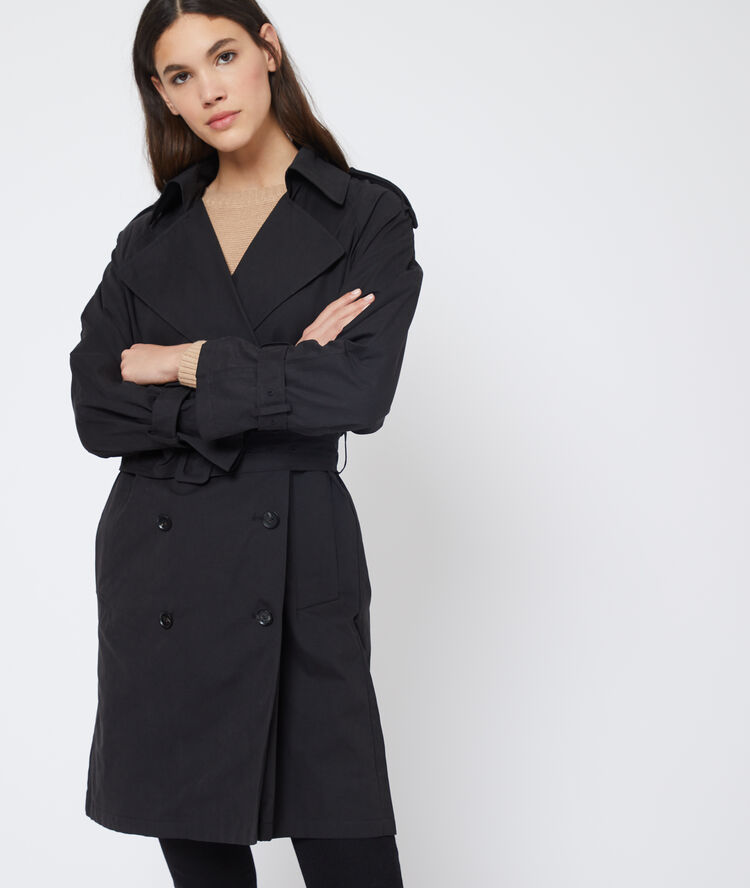 Trench con cinturón negro.