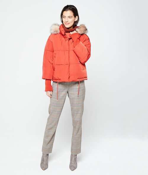 Chaqueta corta rojo.