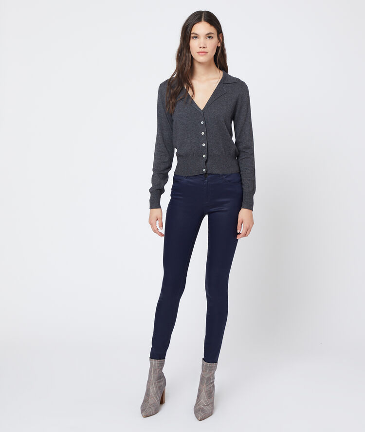 Suéter cuello camisa gris.