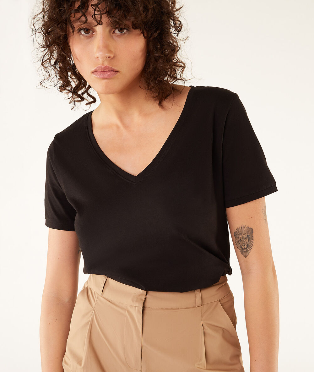 Camiseta lisa escote en v negro.