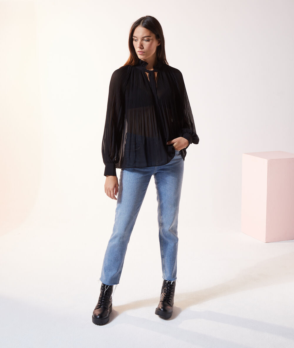 Blusa plisada con lazada negro.