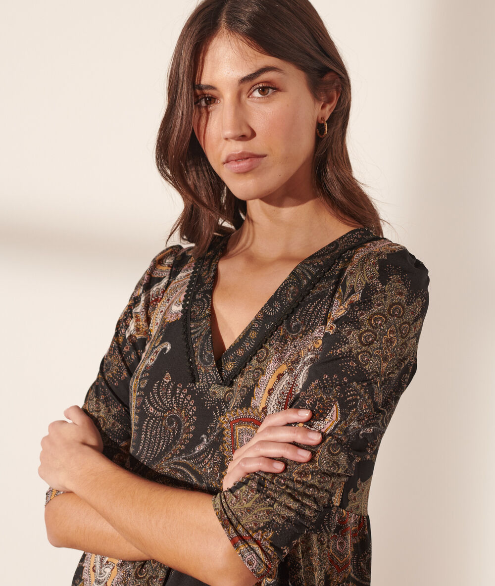 Robe courte imprimé fleuri noir.