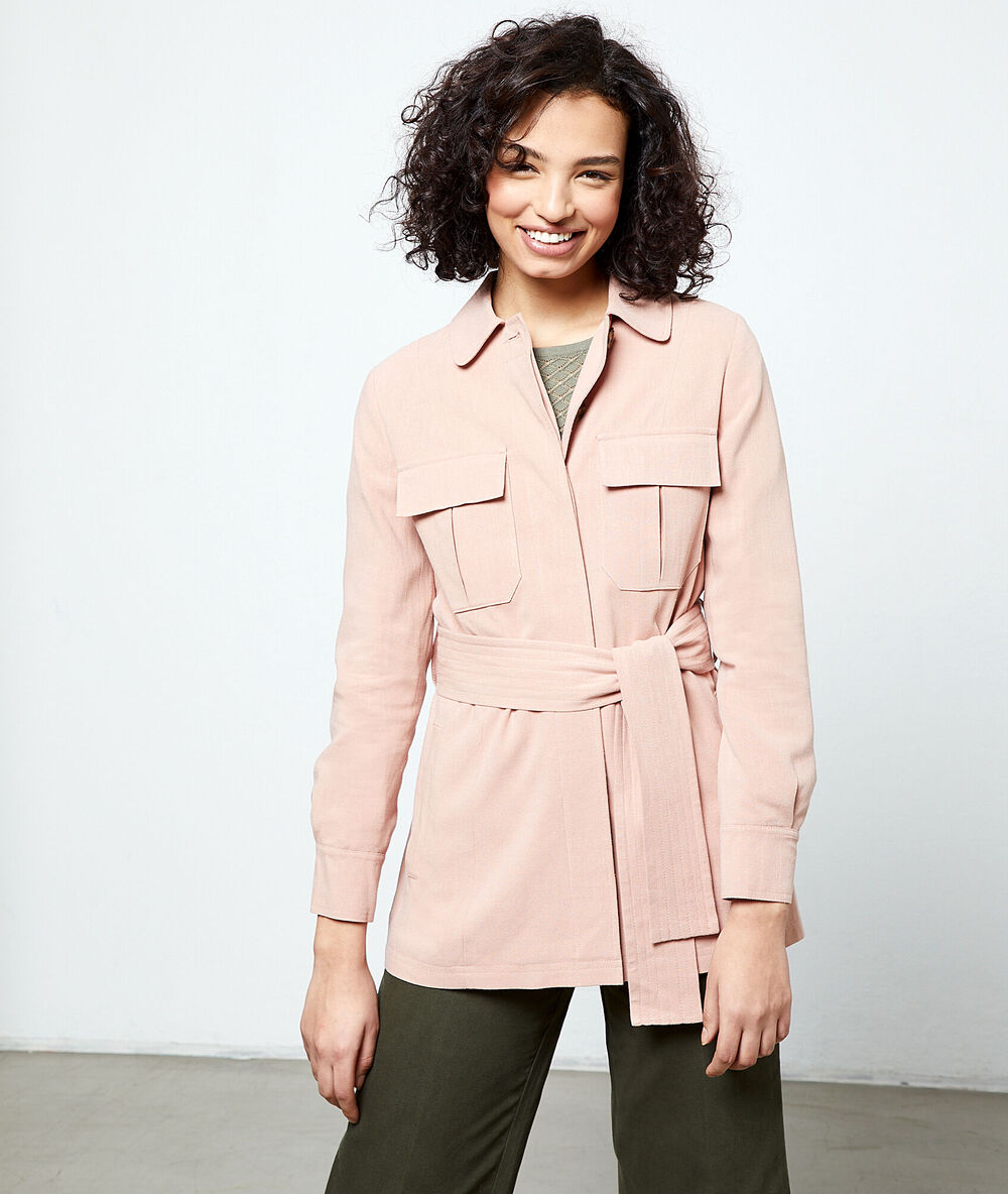 Trench corto con cinturón rosa.