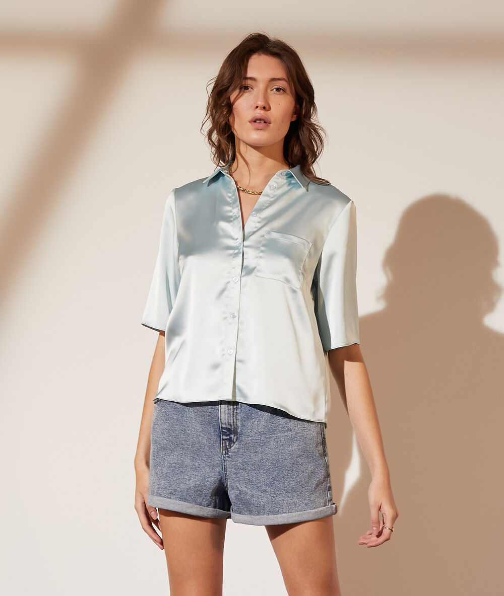 Camisa satinada celadón.