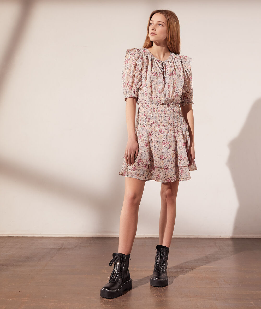 Vestido estampado floral, motivos de encaje crudo.