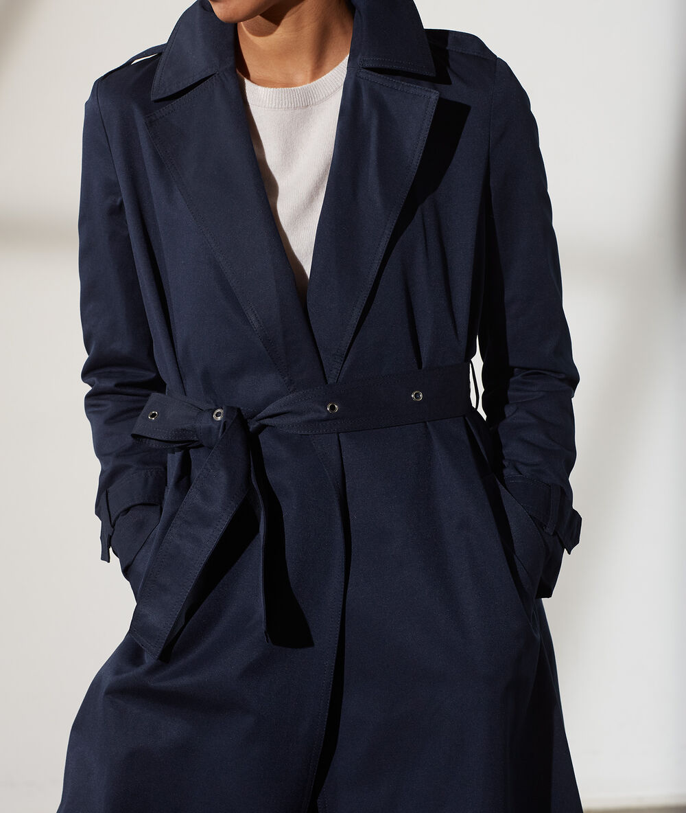 Gabardina con cinturón azul marino.