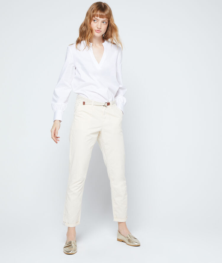 Pantalón chino con cinturón y algodón bio crema.