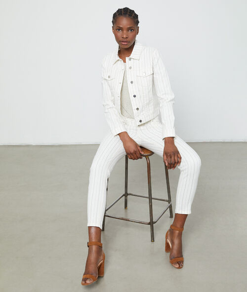 Chaqueta vaquera a rayas blanco.