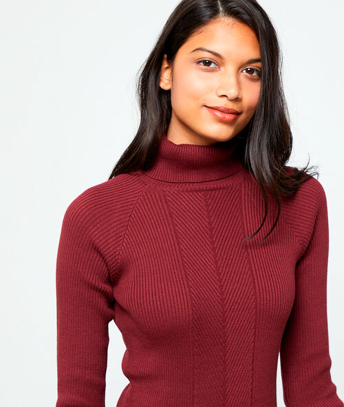 Vestido jersey de cuello alto burdeos.