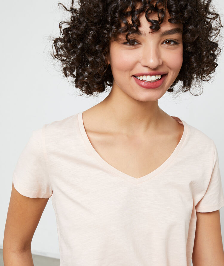 Camiseta cuello en v de algodón orgánico rosa.