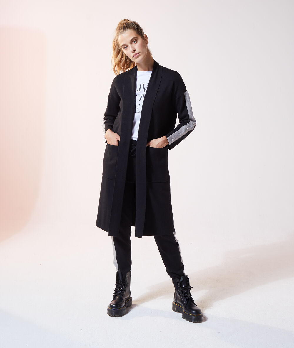 Chaqueta larga con detalles negro.