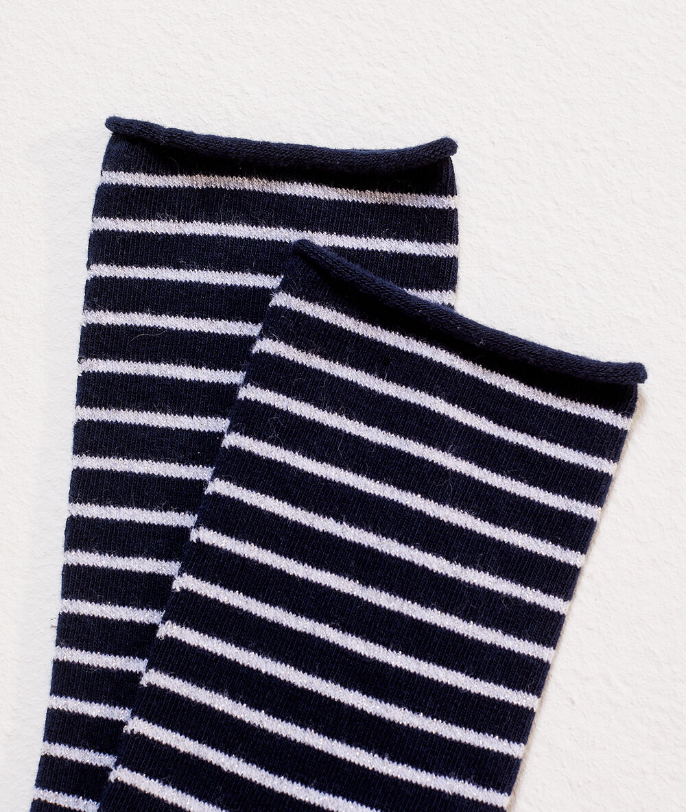 Calcetines estampado de rayas azul marino.
