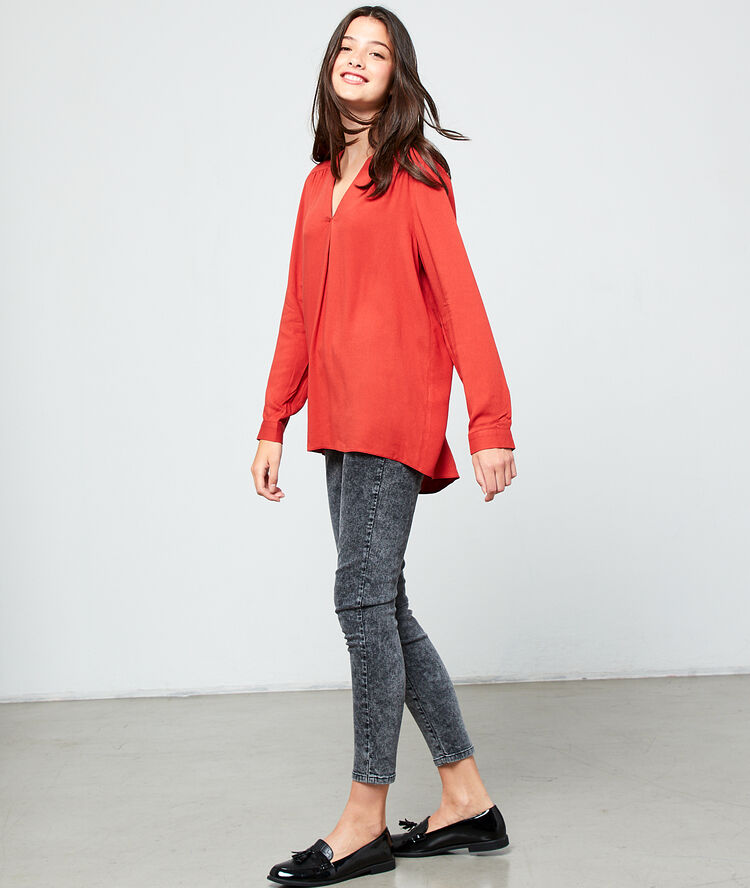 Blusa cuello en v rojo.