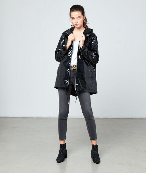 Impermeable con capucha efecto vinilo negro.