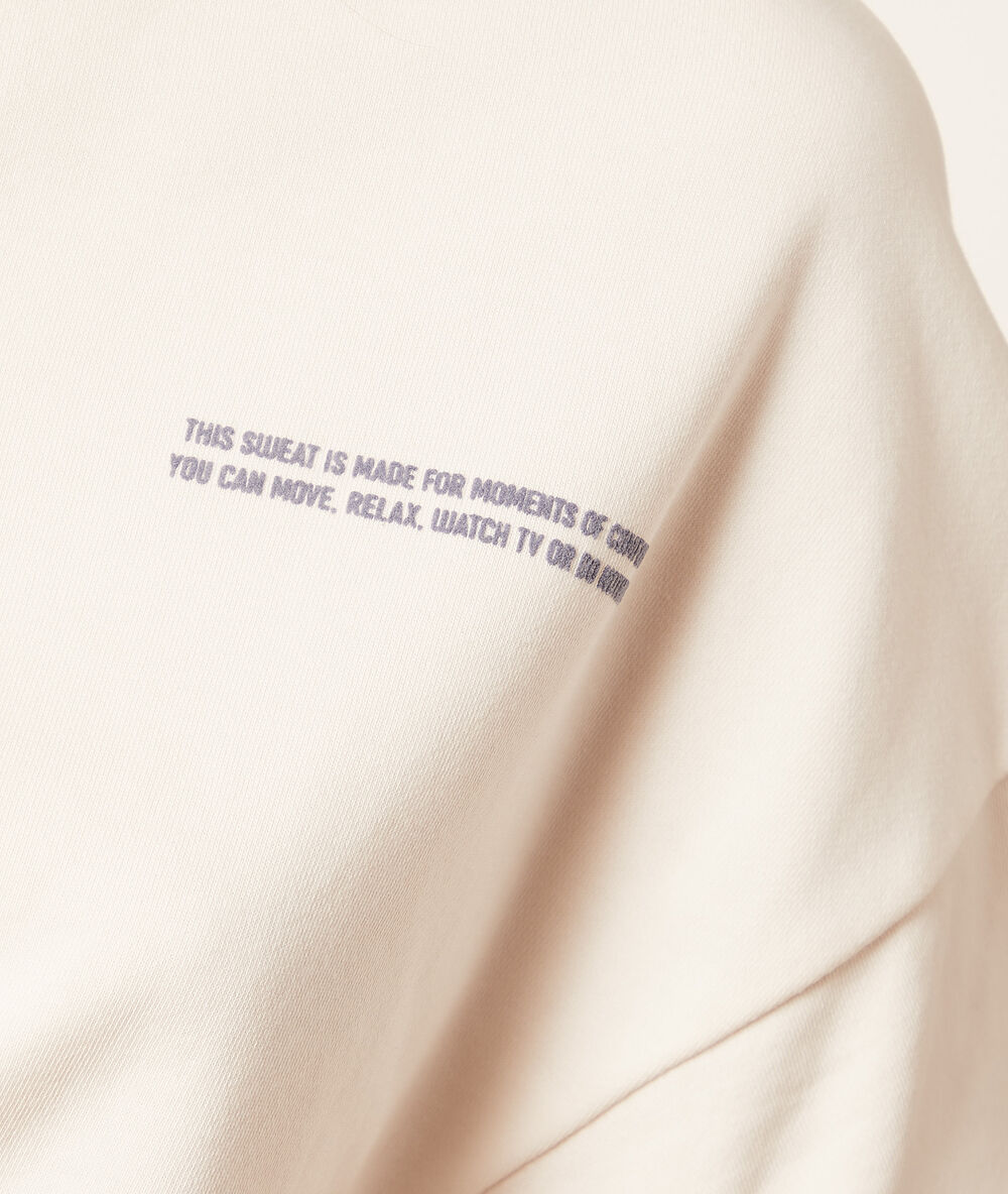 Sudadera con mensaje crudo.