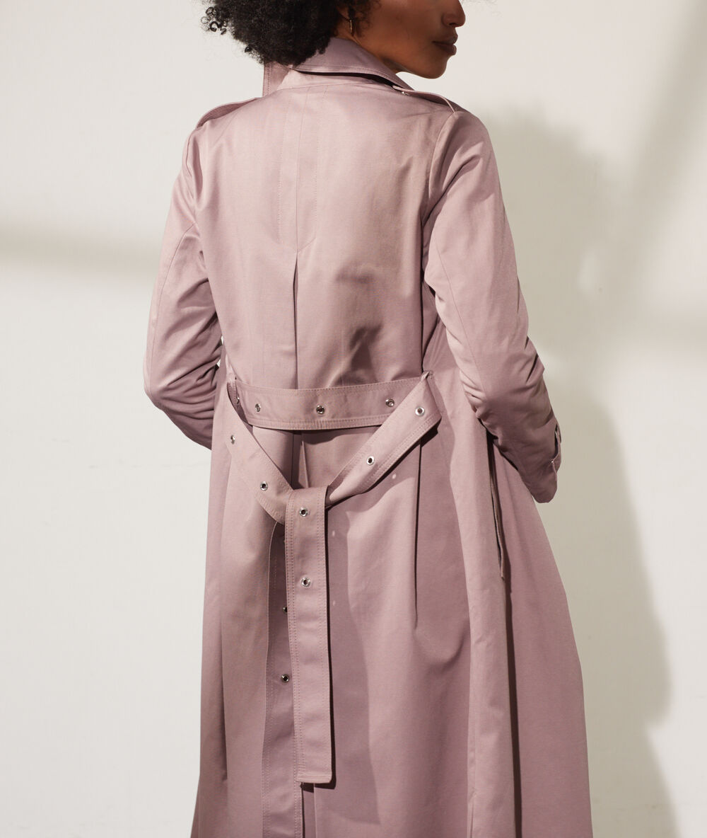 Gabardina con cinturón lila.