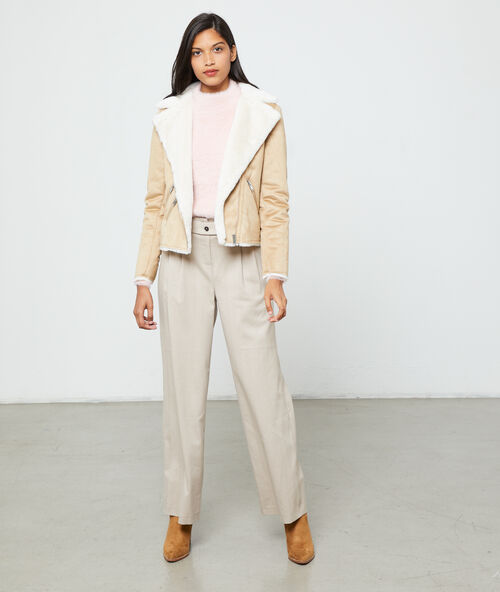 Chaqueta motera con piel rosa.