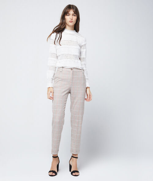 Top de guipur con volantes blanco.